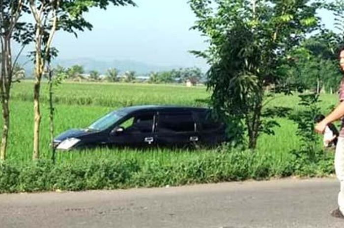 Toyota Avanza tercebur ke sawah akibat hindari Honda Vario saat menyalip 