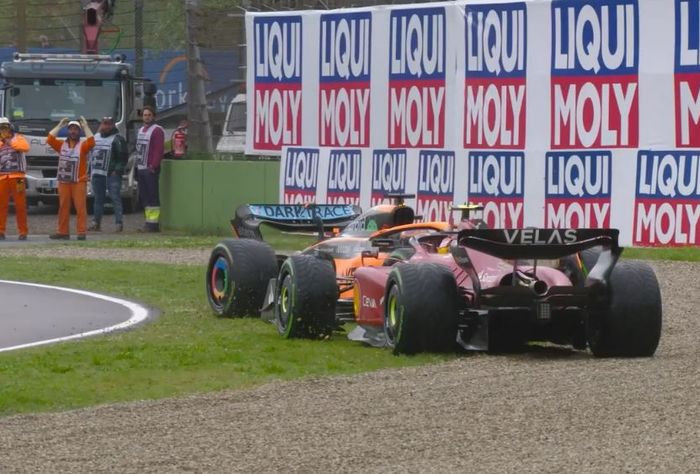Terjadi bentrokan, Carlos Sainz dan Daniel Ricciardo keluar lintasan pada lap pertama balap F1 Emilia Romagna 2022, Minggu (24/4)