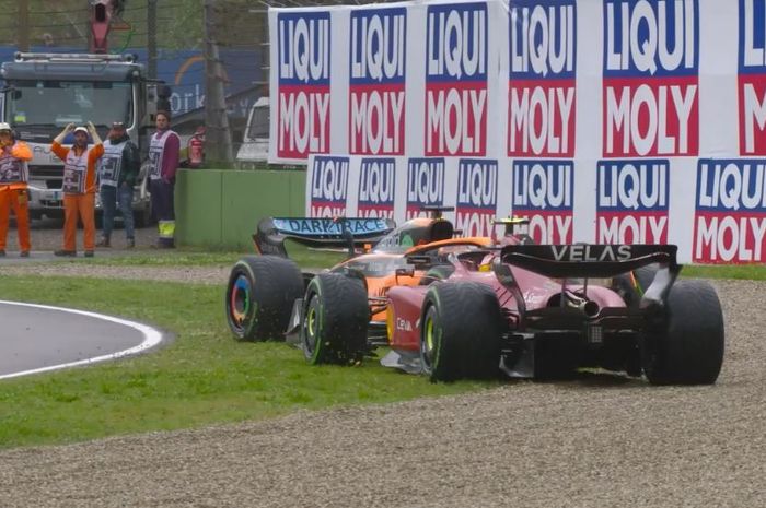 Terjadi bentrokan, Carlos Sainz dan Daniel Ricciardo keluar lintasan pada lap pertama balap F1 Emilia Romagna 2022, Minggu (24/4)