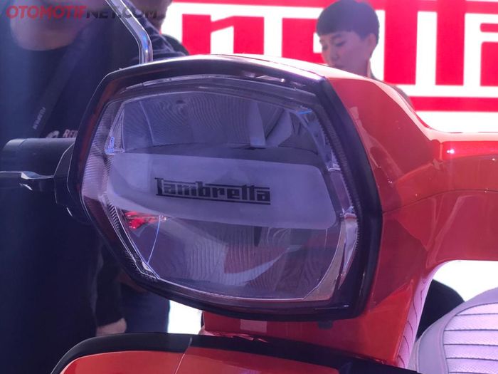 Lampu utama full LED bertuliskan Lambretta