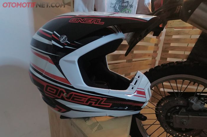 Helm Oneal yang dilelang saat Otobursa Tumplek Blek 2020