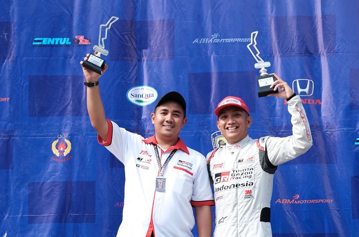 Demas Agil (kanan) meraih podium pertama di kejuaraan nasional (kejurnas) Indonesia Touring Car Race (ITCR) Max 1.600 ISSOM 2022 seri kedua