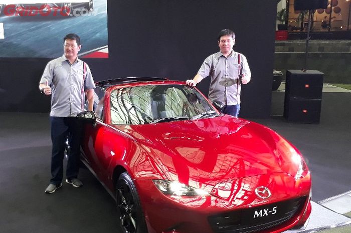 Roy Arman Arfandy (kiri) dan Ricky Thio (kanan) saat peluncuran New MX-5 dan New CX-9