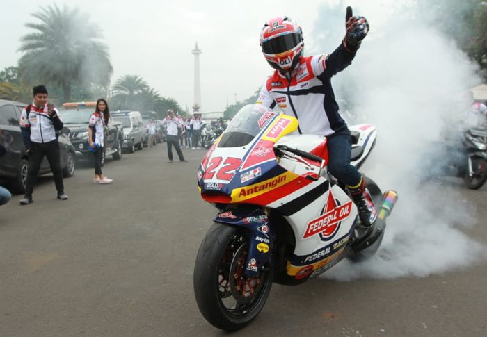 Sam Lowes saat burn out di pelataran Monas