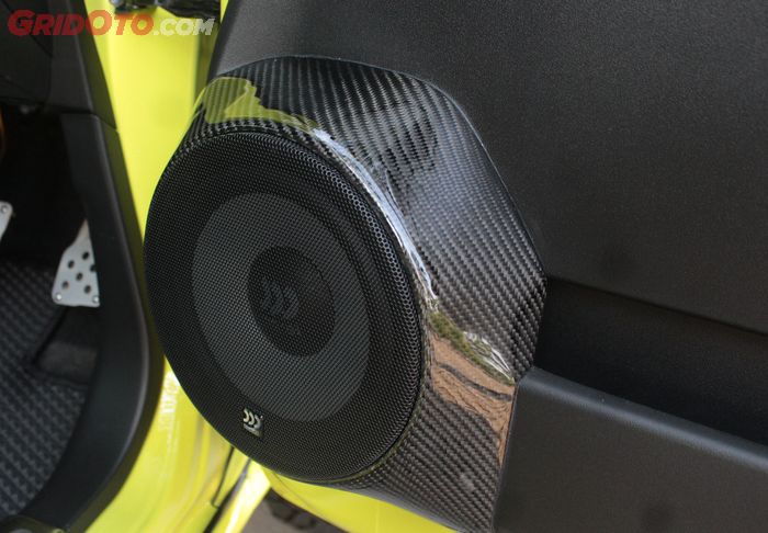 Cover speaker midrange pintu Suzuki Jimny berlapis karbon kevlar