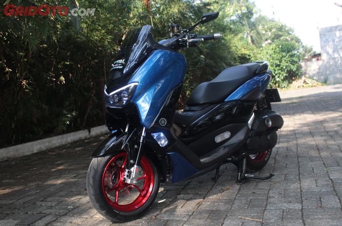Yamaha New NMAX tampil kece padukan warna bodi biru hitam dan pelek merah