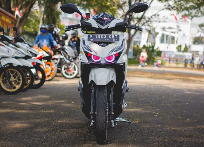 Tampilan depan Honda Vario 125 makin kece dengan 2 buah projektor custom