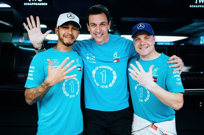 Bos tim Mercedes Toto Wolff (tengah) saat merayakan gelar juara dunia konstruktor di GP F1 Brasil 2018 bersama kedua pembalapnya