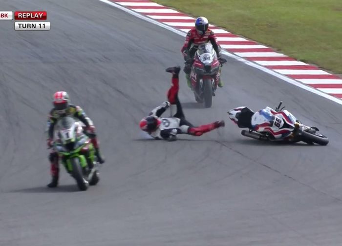 Karena terjatuh saat hendak kembali ke paddock setelah red flag, posisi kedua Tom Sykes dianulir.