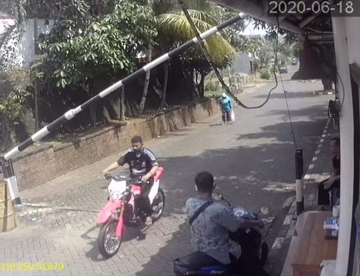 Honda CRF 150 dibawa kabur oleh pelaku tipuan online di kawasan Ciputat, Tangerang Selatan, pada Kamis (18/6/2020).