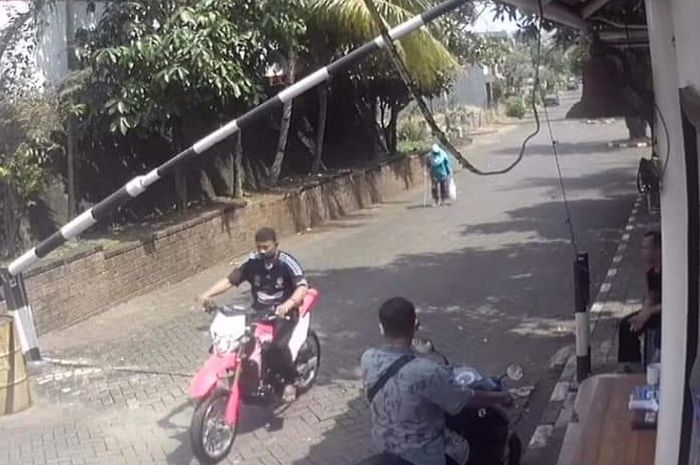 Honda CRF 150 dibawa kabur oleh pelaku tipuan online di kawasan Ciputat, Tangerang Selatan, pada Kamis (18/6/2020).