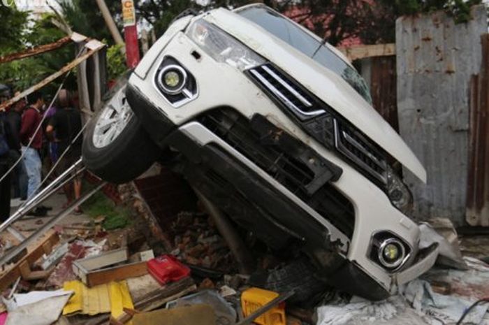 Kecelakaan lalulintas, Mobil Pajero Sport tambrak pengendara sepeda motor dan pagar Rumah Zakat, Jum
