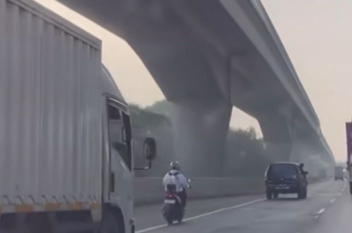 Viral pemotor masuk jalan Tol Jakarta-Cikampek