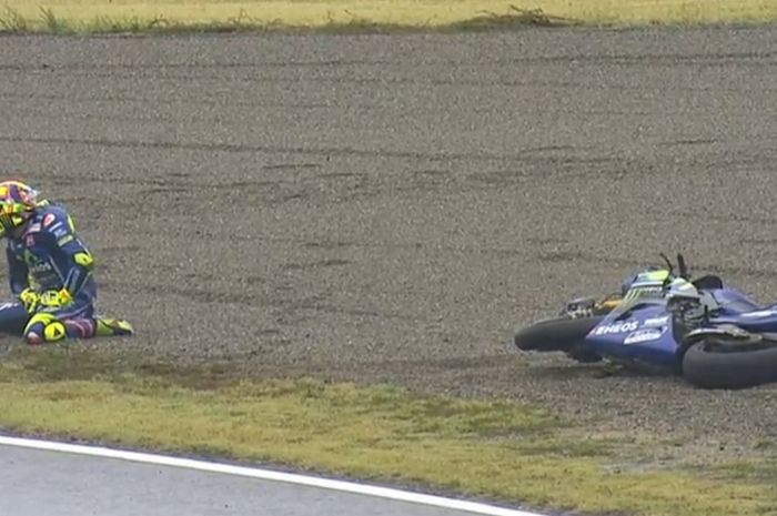 Valentino Rossi jatuh