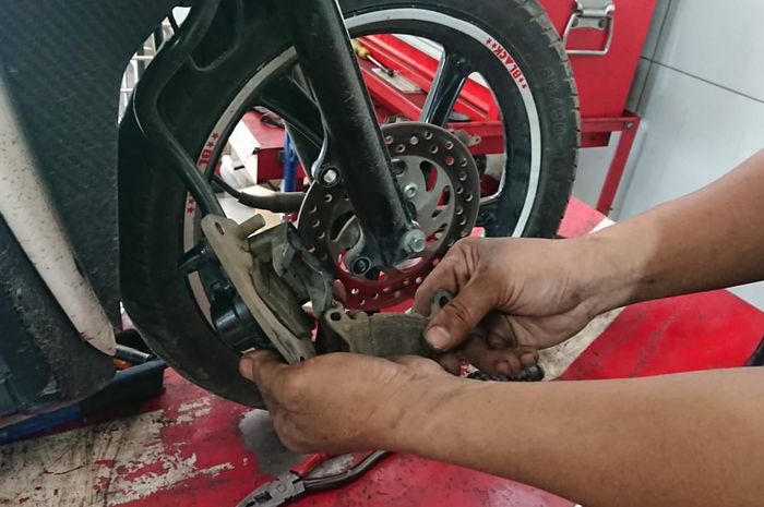 Tips merawat rem motor untuk motoran di malam tahun baru