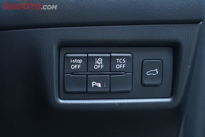 Tombol untuk mengaktifkan beberapa fitur Mazda CX-5 terletak di bagian kanan bawah setir