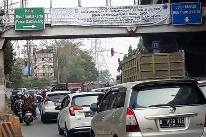 Ilustrasi. Spanduk kebijakan perluasan ganjil-genap yang terpasang di JPO Jalan DI Pandjaitan, Jakarta Timur.