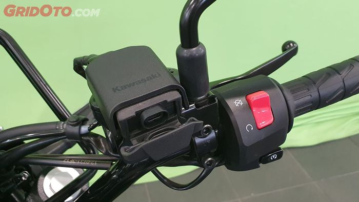 Ada tambahan USB-C outlet di setang Kawasaki Eliminator SE
