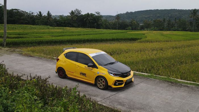 Modifikasi Honda Brio milik Aldhy Rais pasang pelek HSR, tangguh lewati jalan berlubang