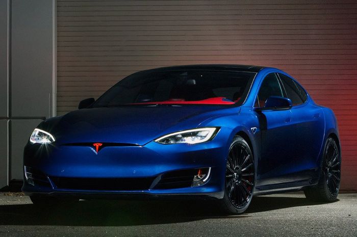 Modifikasi Tesla Model S dengan tema Superman