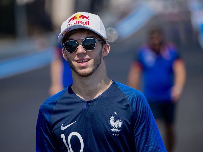 Pierre Gasly mengenakan jersey timnas Prancis nomor #10 seperti yang dipakai Kylian Mbappe, sama dengan nomor mobil balapnya di F1
