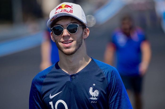 Pierre Gasly mengenakan jersey timnas Prancis nomor #10 seperti yang dipakai Kylian Mbappe, sama den