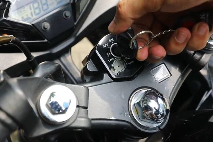 Cara mengatasi lubang kunci motor seret karena sering kehujanan