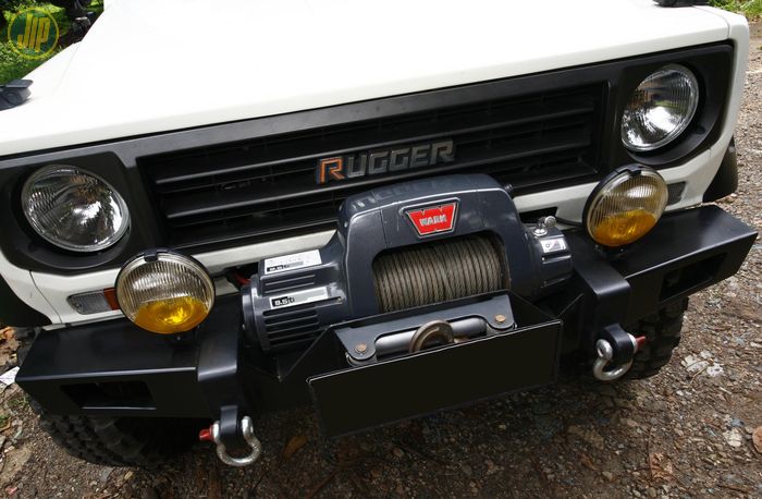 Daihatsu Rocky ini dipasangi bumper custom dan winch Warn 9.5ti.  