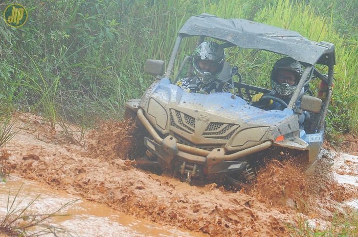 ibekali mesin 2 silinder dengan format V-Twin, 962 cc.