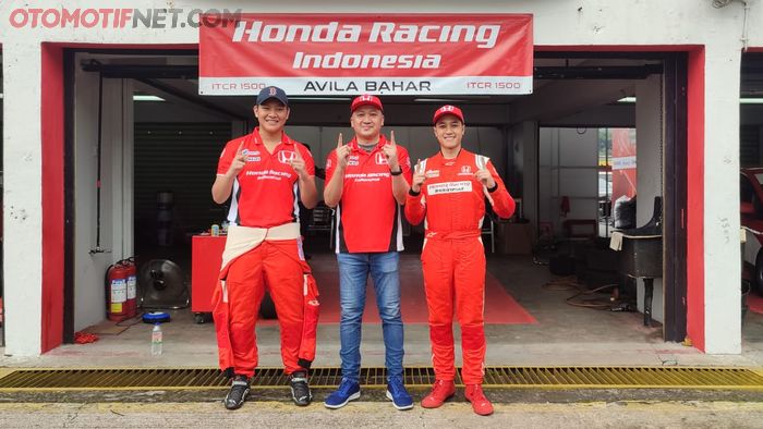 Pembalap tim Honda Racing Indonesia. Naufal Rafif Busro, Alvin Bahar dan Avila Bahar (ki-ka) 