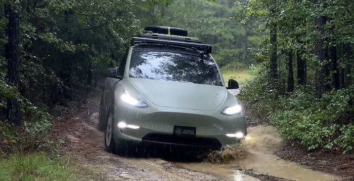 Tesla Model Y pede melibas trek berlumpur