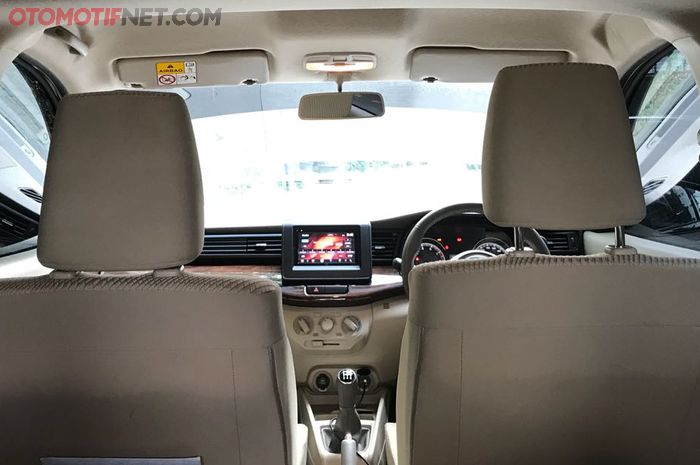 Ilustrasi spion tengah. Pilihan warna beige munculkan kesan 'homey' di interior Suzuki New Ertiga