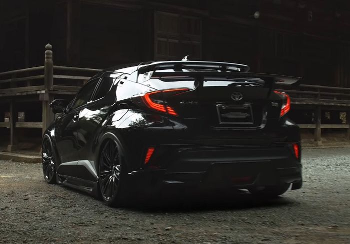 Tampilan belakang modifikasi Toyota C-HR Hybrid bergaya sporty