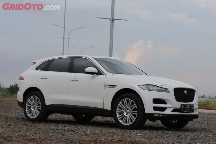 Bagian samping Jaguar F-Pace 2.0 Prestige