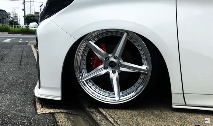 Modifikasi Toyota Alphard ditopang airsus dan pelek Forged 333