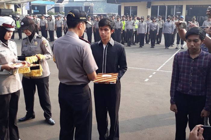 Aksi perlawanan Moh Irfan Bahri da Achmad Rofik mendapat penghargaan dari Kapolresta Polres Metro Bekasi Kota, Kombes Indarto dapat pujian dari komunitas Madura