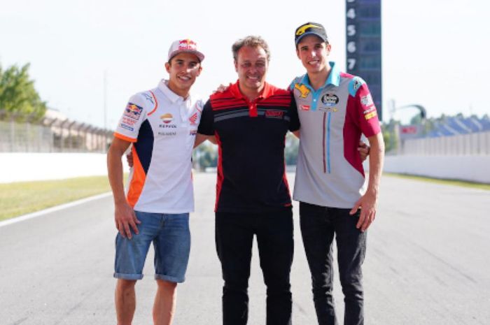 Emilio Alzamora didampingi Marc Marquez dan Alex Marquez