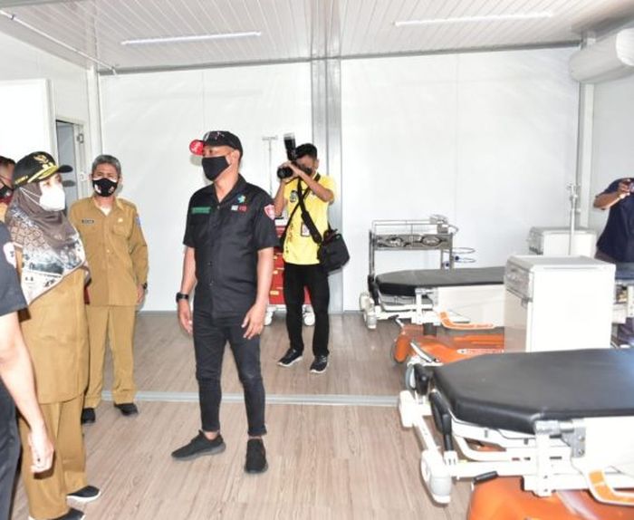 Wakil Gubernur NTB, Sitti Rohmi Djalillah (dua dari kiri) memeriksa fasilitas medical center sirkuit Mandalika
