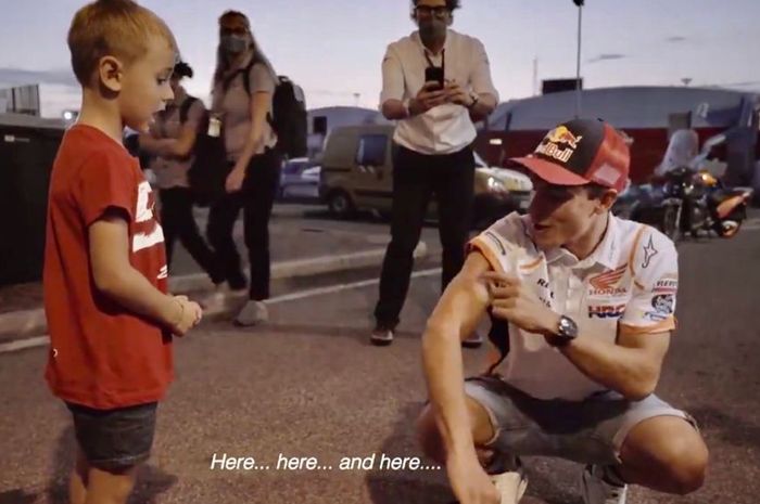 Valentino kecil bertemu dengan Marc Marquez, idolanya di MotoGP San Marino 2021