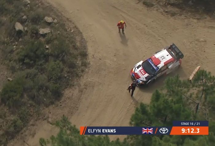 Pereli tim Toyota, Elfyn Evans mengalami masalah pada suspensi belakang mobilnya di Reli Italia 2022