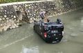Avanza 'Berenang' di Sungai, Atap Jadi Alas, Pengemudi Sadar Sudah Terbalik