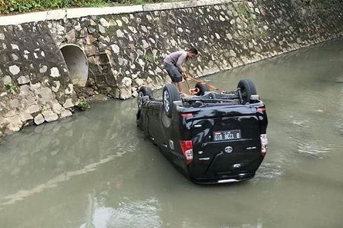 Toyota Avanza terjungkal ke sungai di kota Bekasi