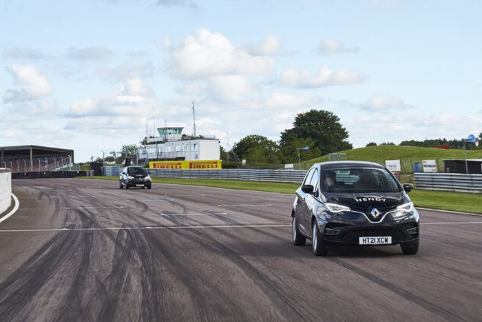 Dua Renault Zoe di Sirkuit Thruxton.