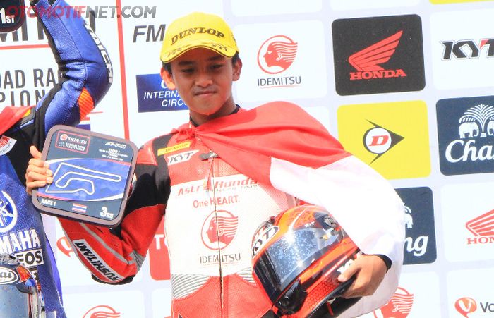 Mario SA. pembalap 13 tahun ini berhasil akhirnya berhak  atas podium ketiga setelah Muklada Sarapuech diganjar penali turun 5 posisi