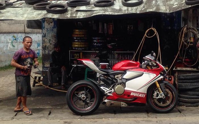 Ducati Panigale nggak alergi isi angin di bengkel pinggir jalan