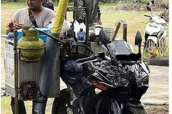 Pedagang pentol jualan naik Yamaha R25.