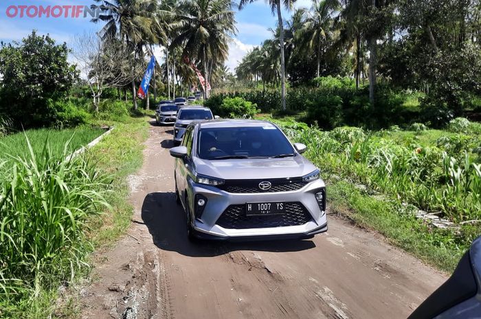 Rombongan Media Test Drive Daihatsu All New Xenia saat melewati jalur semi off-road