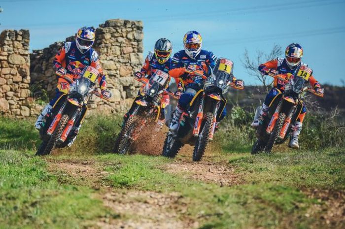 Matthias Walkner (#1) dan rekan-rekan setimnya dari KTM Factory Racing Team saat persiapan menjelang Reli Dakar 2019