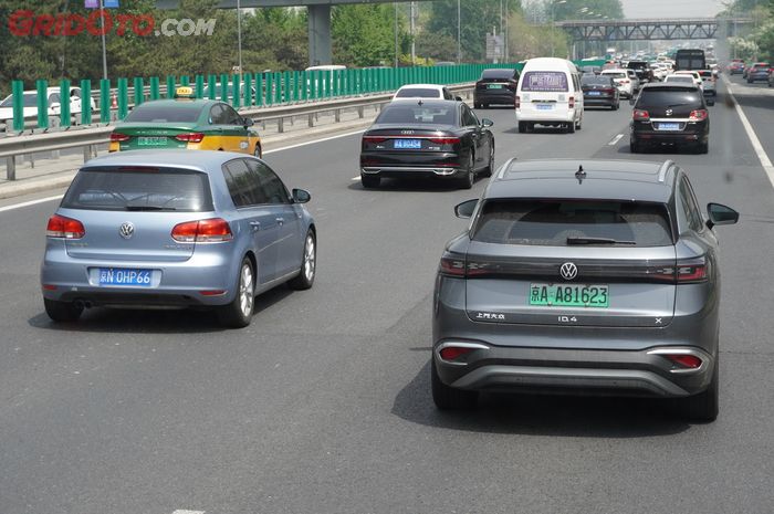 Di China mobil listrik punya warna plat nomor yang dibedakan.
