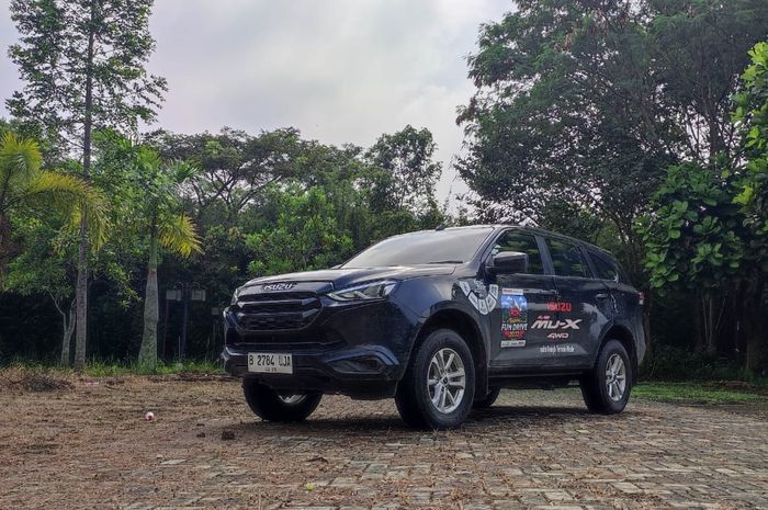 Isuzu Mu-X lebaran hari keempat Holiday Fun Drive mengitari daerah Bandung 